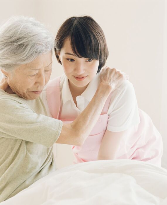 入居者のお世話をする女性スタッフ